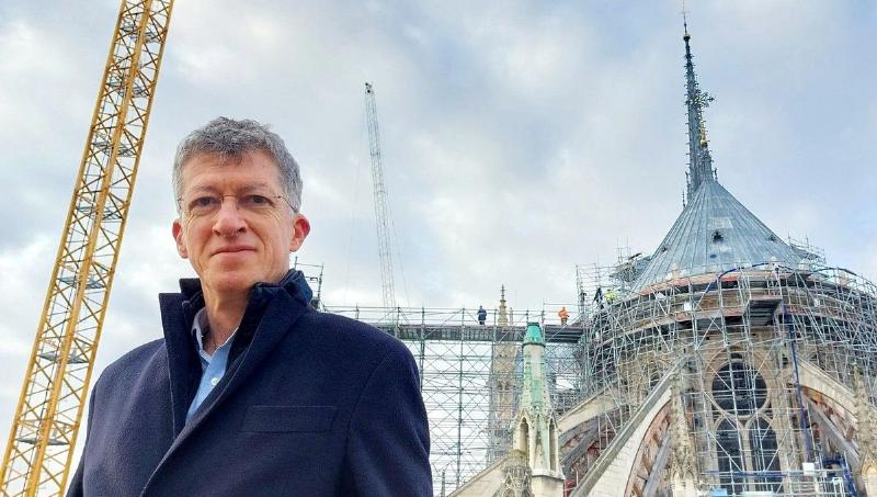 Chantier de restauration de Notre Dame de Paris avec les echafaudages et grue